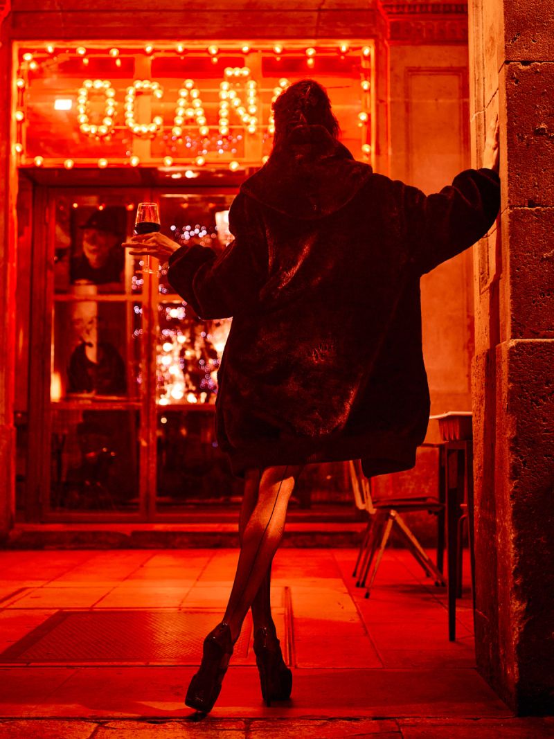 Lilinda in Red Light by Kenneth Svendlund