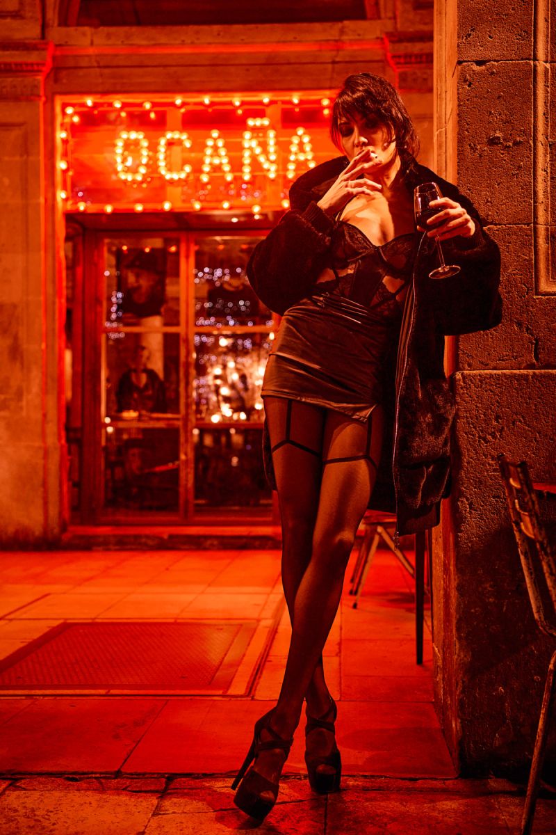 Lilinda in Red Light by Kenneth Svendlund