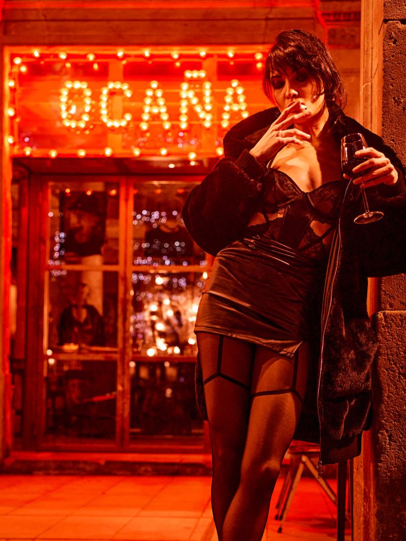 Lilinda in Red Light by Kenneth Svendlund