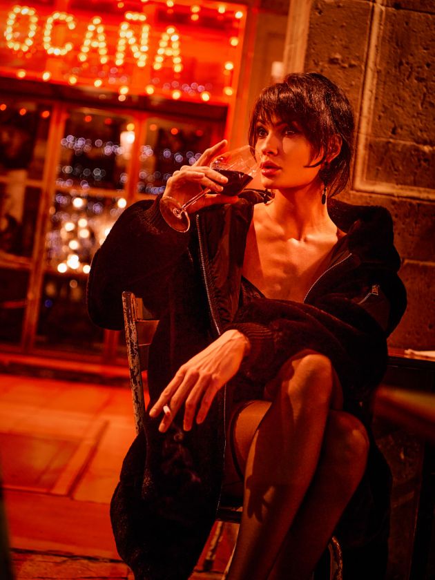 Lilinda in Red Light by Kenneth Svendlund