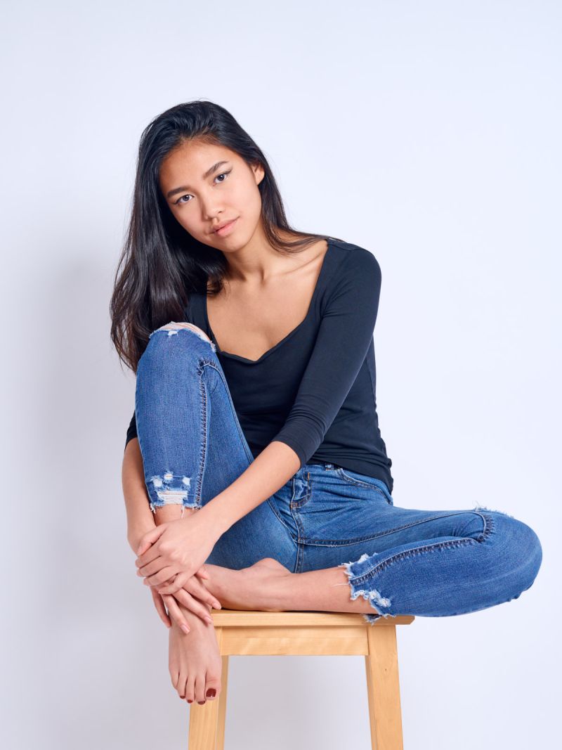 Estel Sabata in Jeans