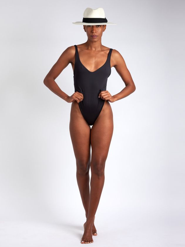 Nilka Luna in The Hat by Kenneth Svendlund